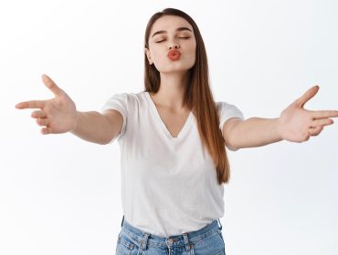 can hiv be transmitted through kissing